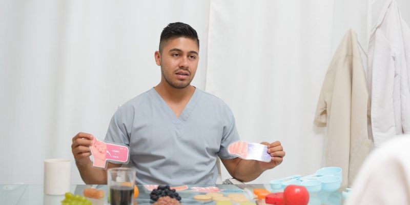 a-nutritionist-explains-to-a-patient-while-pointin-2025-03-11-08-17-05-utc